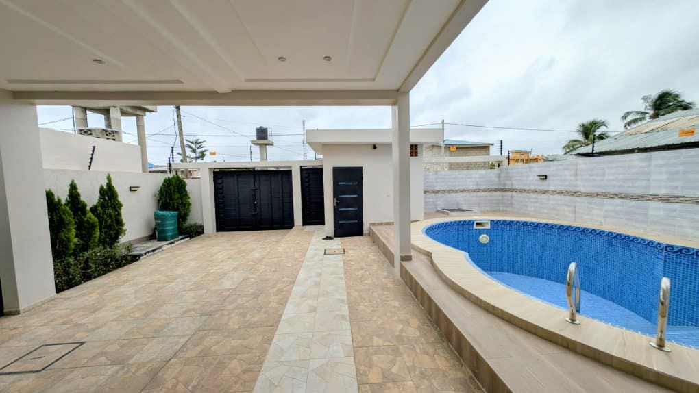 Villa avec piscine à vendre à Cococodji Akadjamey 2