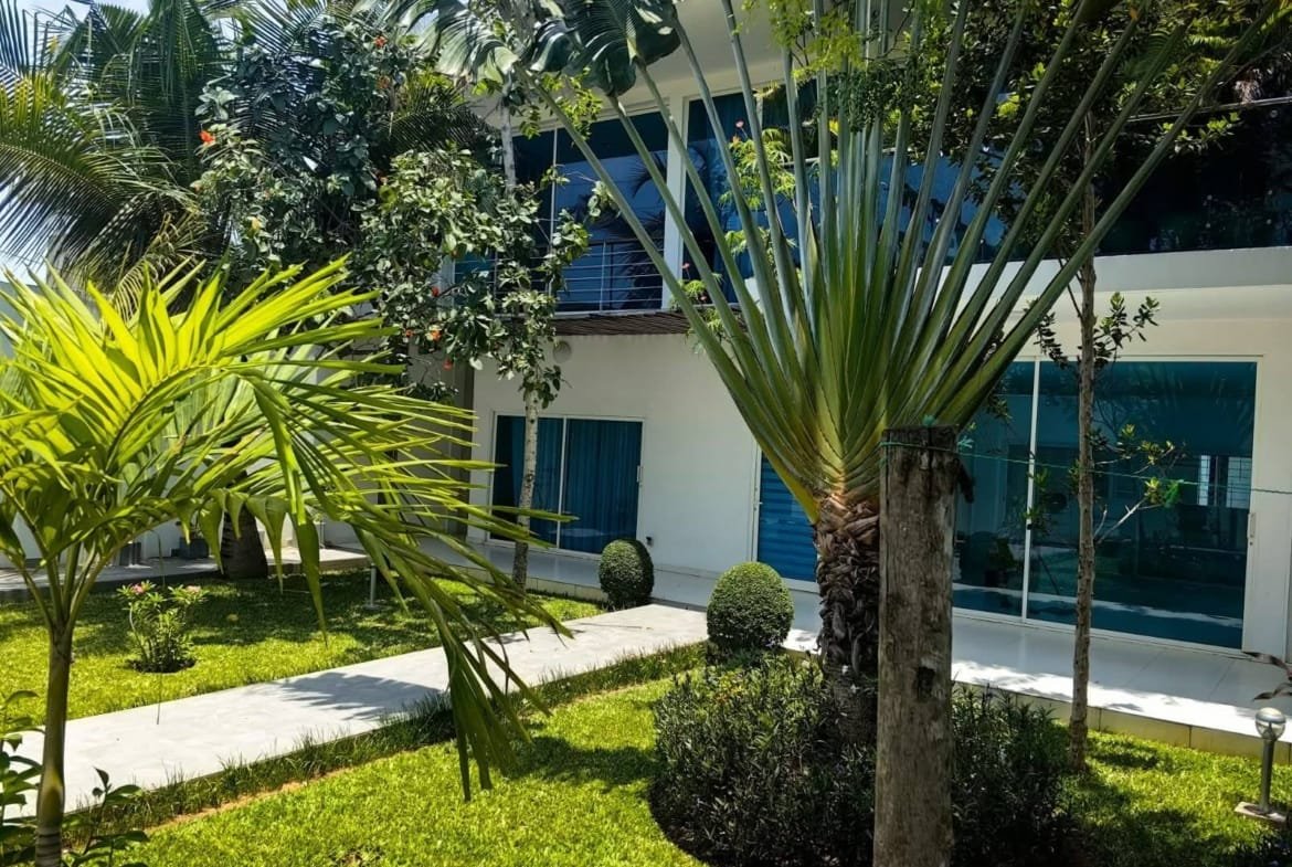 Villa de prestige avec jardin à Fidjrossè 2