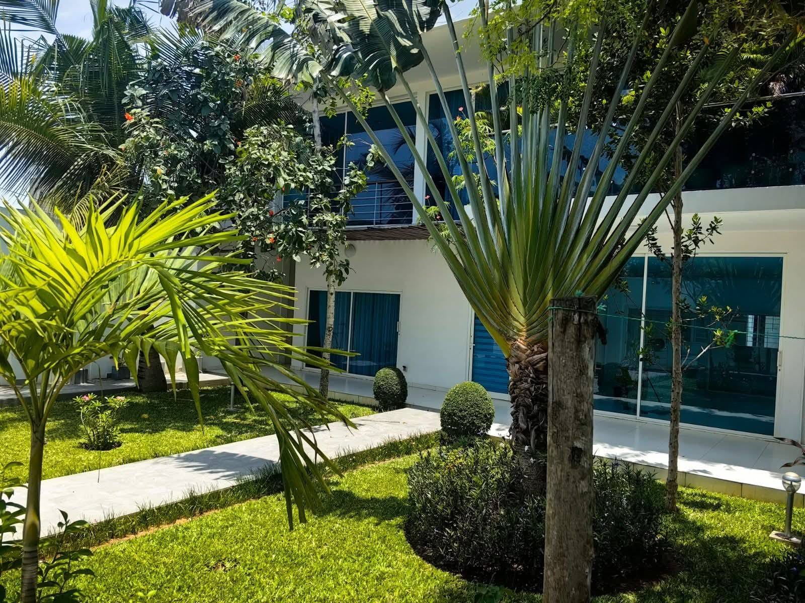 Villa de prestige avec jardin à Fidjrossè 2