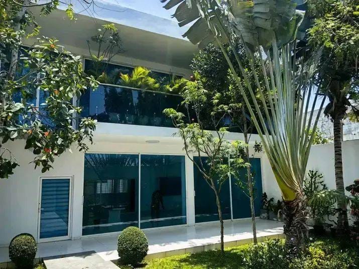 Villa de prestige avec jardin à Fidjrossè 3