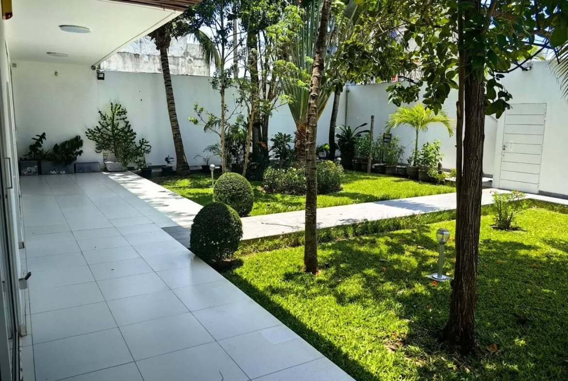 Villa de prestige avec jardin à Fidjrossè 5