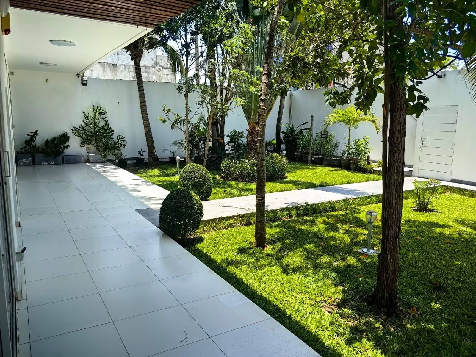 Villa de prestige avec jardin à Fidjrossè 5