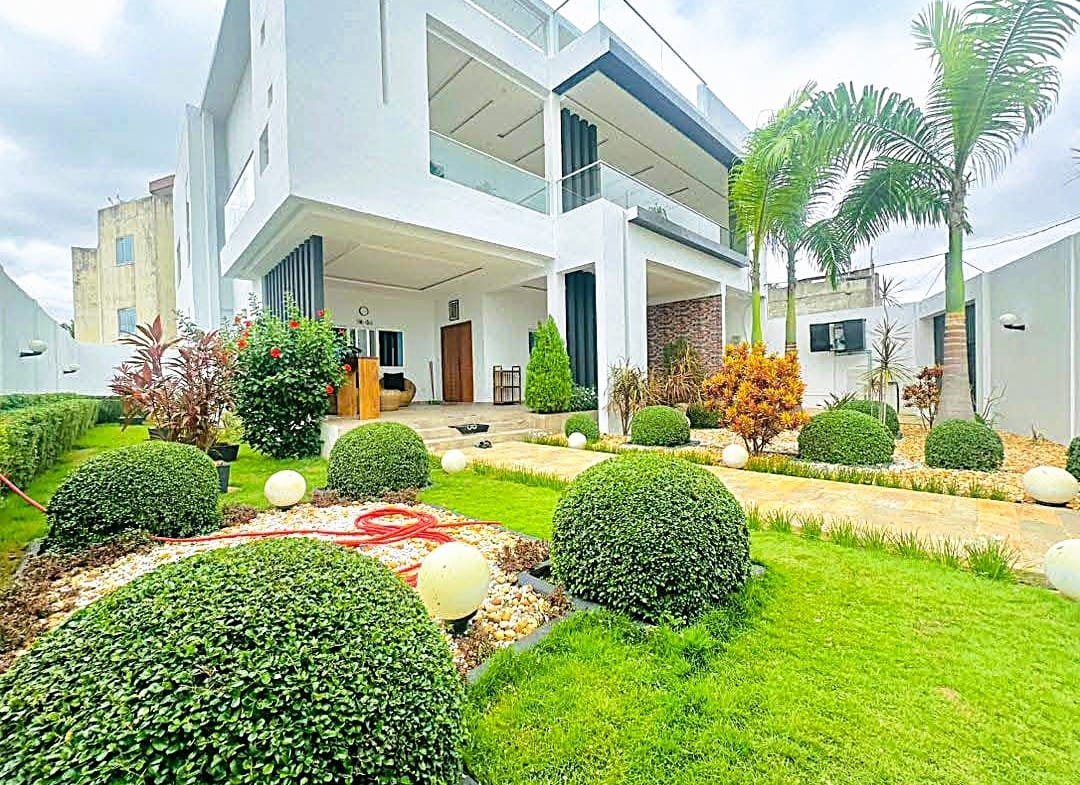 Villa de prestige meublée avec jardin à Akogbato
