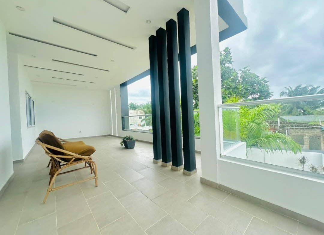 Villa de prestige meublée avec jardin à Akogbato 3