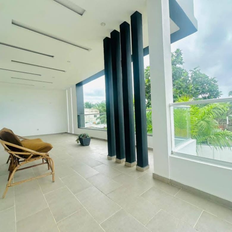 Villa de prestige meublée avec jardin à Akogbato 3