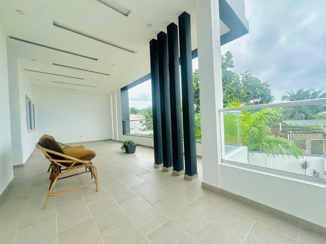 Villa de prestige meublée avec jardin à Akogbato 3