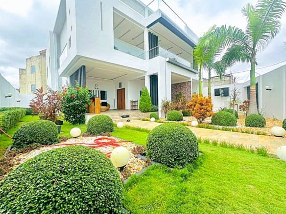 Villa de prestige meublée avec jardin à Akogbato