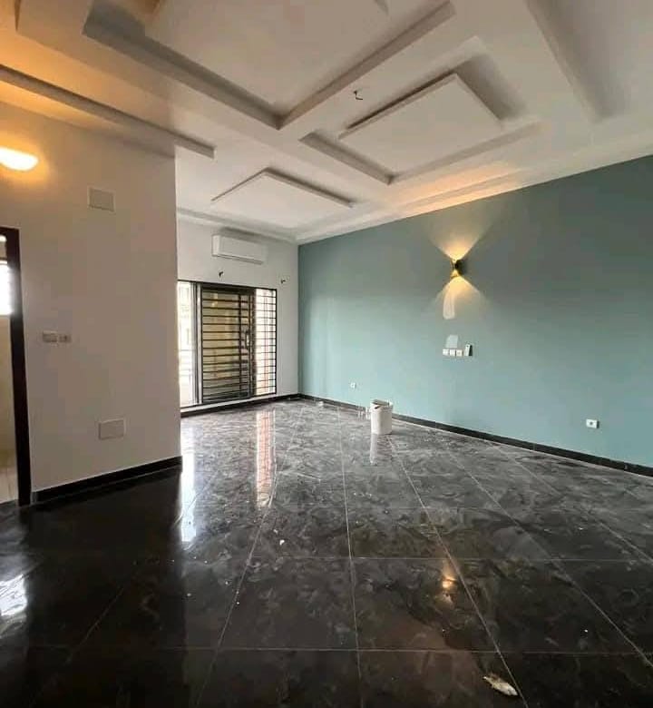 Villa duplex moderne de 3 chambres à Kouhounou 4