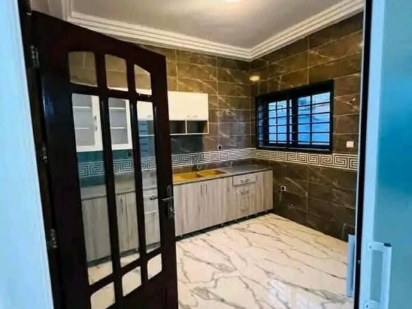 Villa duplex moderne de 3 chambres à Kouhounou 5