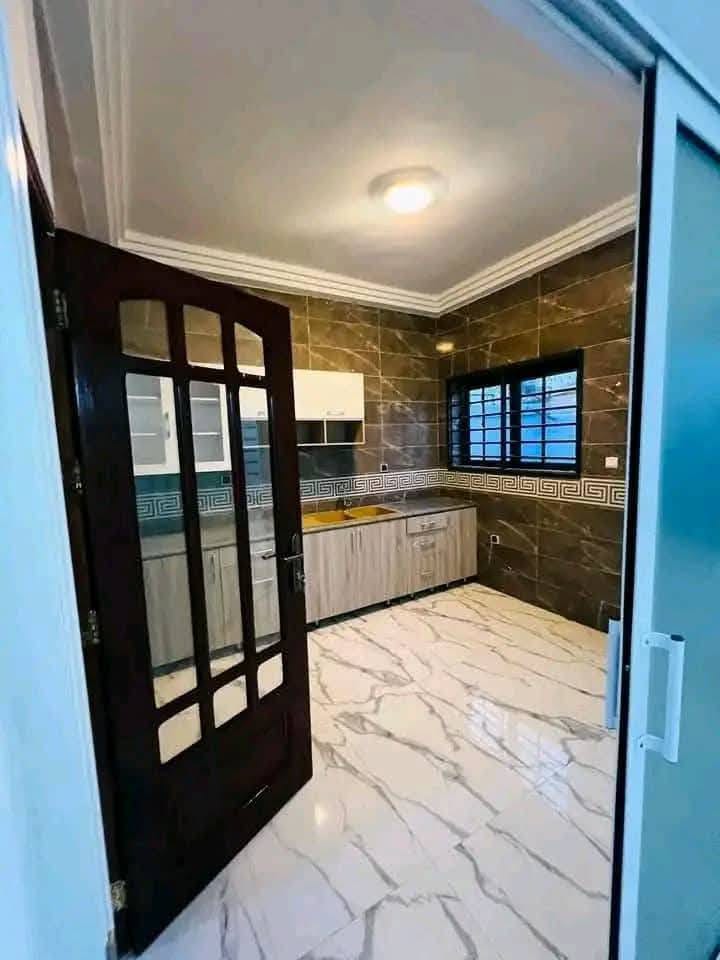Villa duplex moderne de 3 chambres à Kouhounou 5
