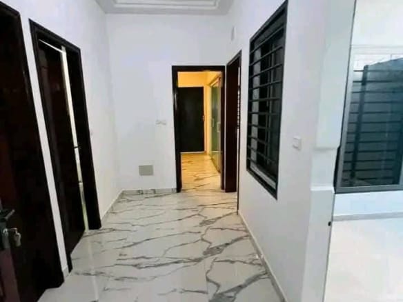 Villa duplex moderne de 3 chambres à Kouhounou 8