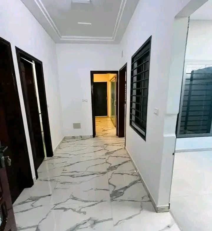 Villa duplex moderne de 3 chambres à Kouhounou 8