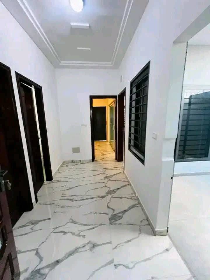 Villa duplex moderne de 3 chambres à Kouhounou 8