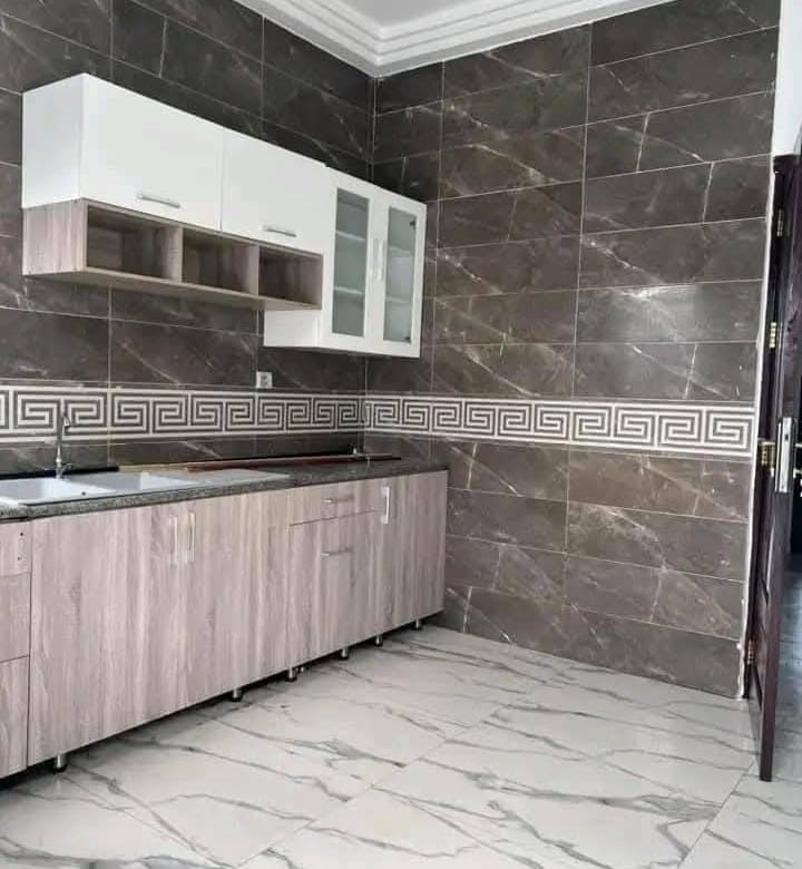 Villa duplex moderne de 3 chambres à Kouhounou 9