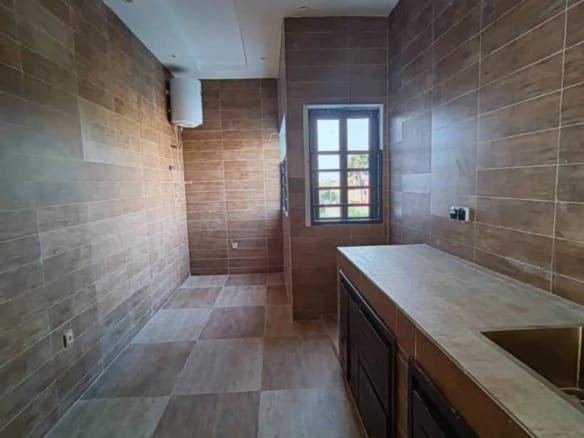 Appartement climatisé de 3 chambres à Fidjrossè Akogbato 13