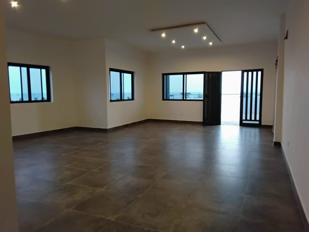 Appartement de 5 chambres avec vue sur mer à Fidjrossè Plage 4