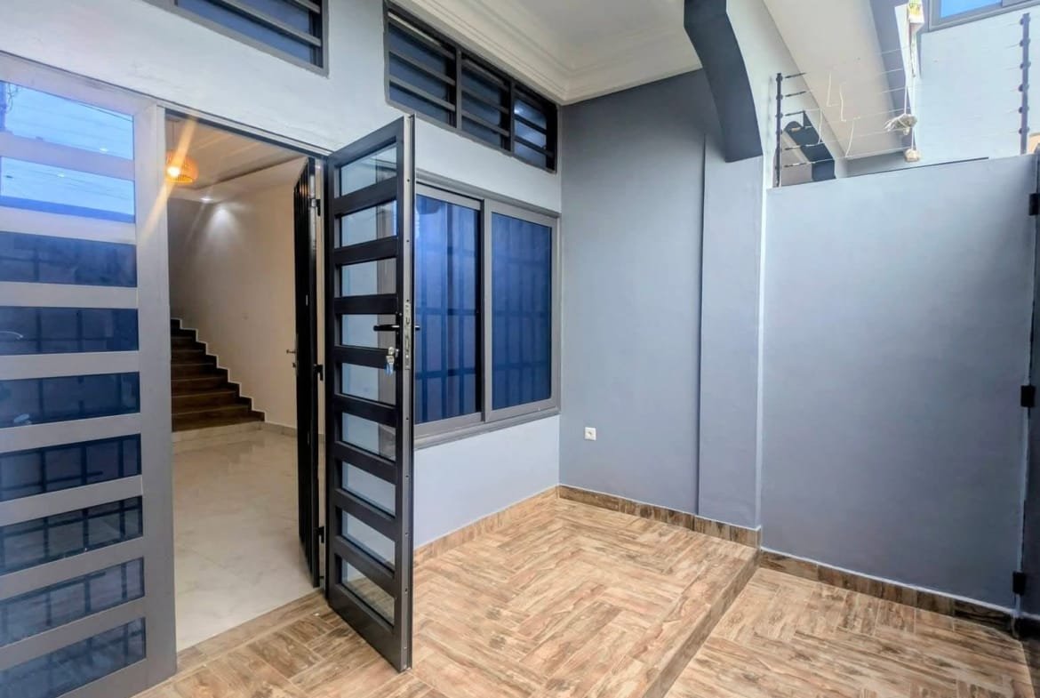 Appartement duplex de 2 chambres à Fidjrossè Calvaire