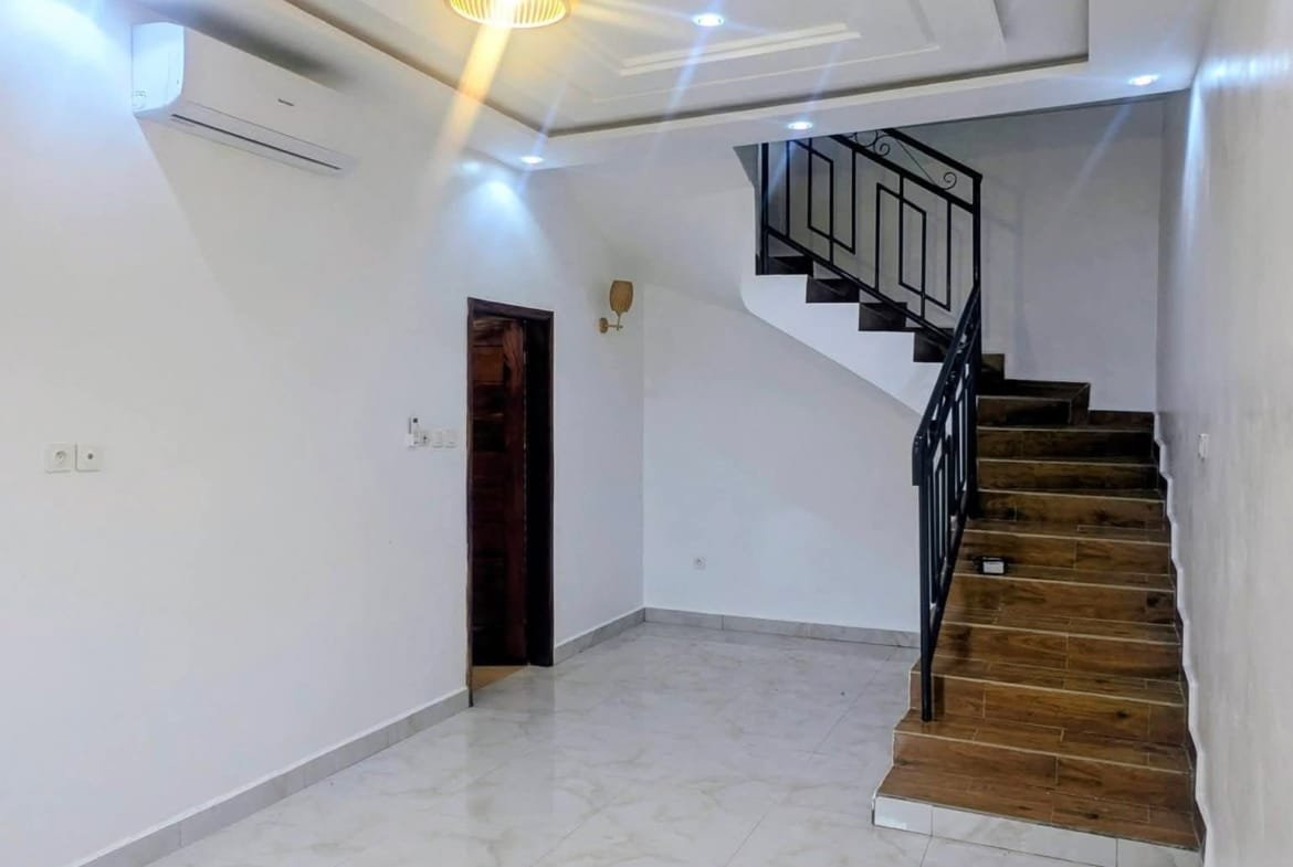 Appartement duplex de 2 chambres à Fidjrossè Calvaire 2