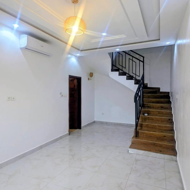 Appartement duplex de 2 chambres à Fidjrossè Calvaire 2