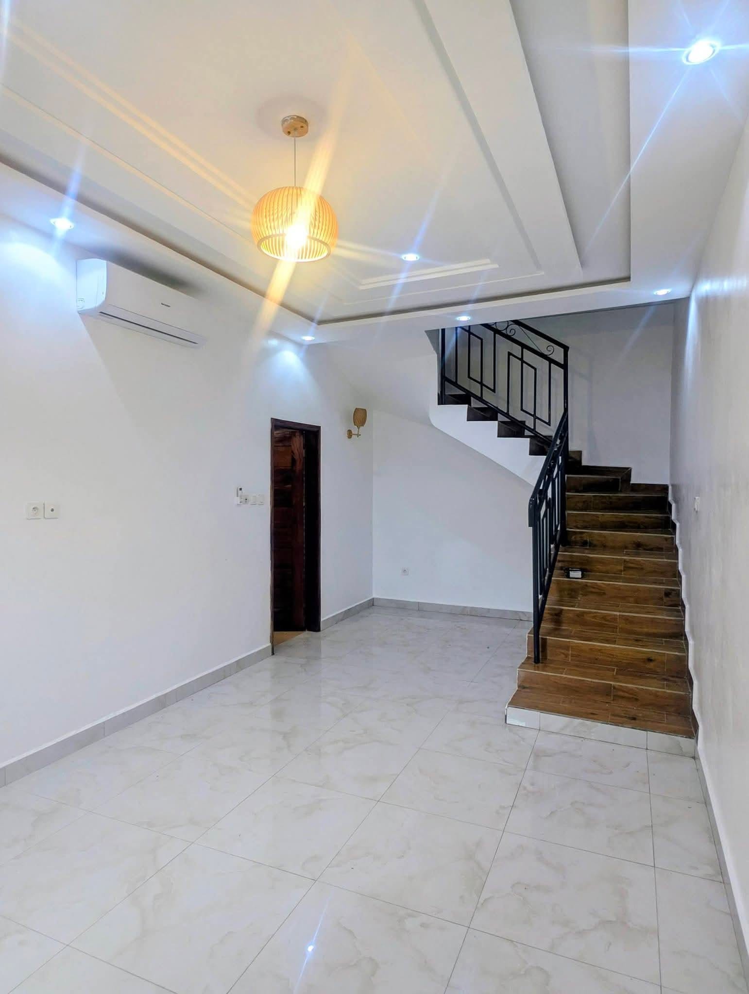 Appartement duplex de 2 chambres à Fidjrossè Calvaire 2
