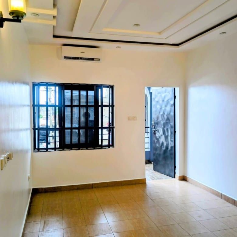 Appartement duplex de 2 chambres à Fidjrossè Calvaire 4