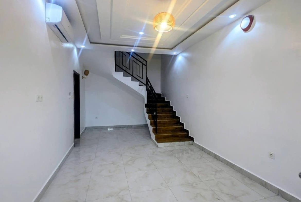 Appartement duplex de 2 chambres à Fidjrossè Calvaire 5