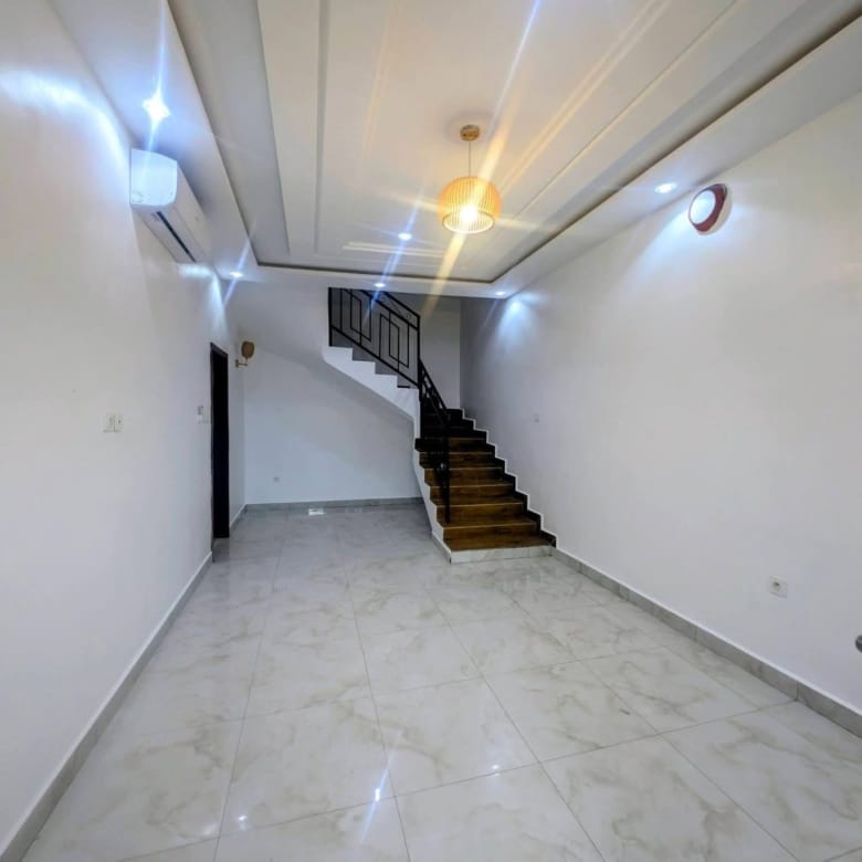 Appartement duplex de 2 chambres à Fidjrossè Calvaire 5