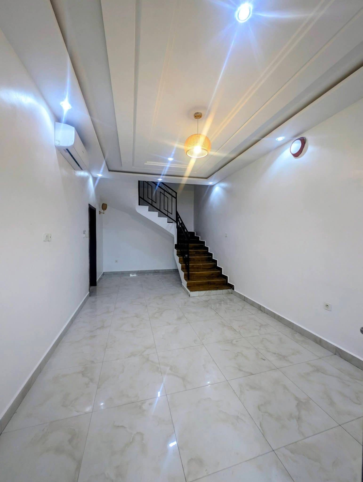 Appartement duplex de 2 chambres à Fidjrossè Calvaire 5