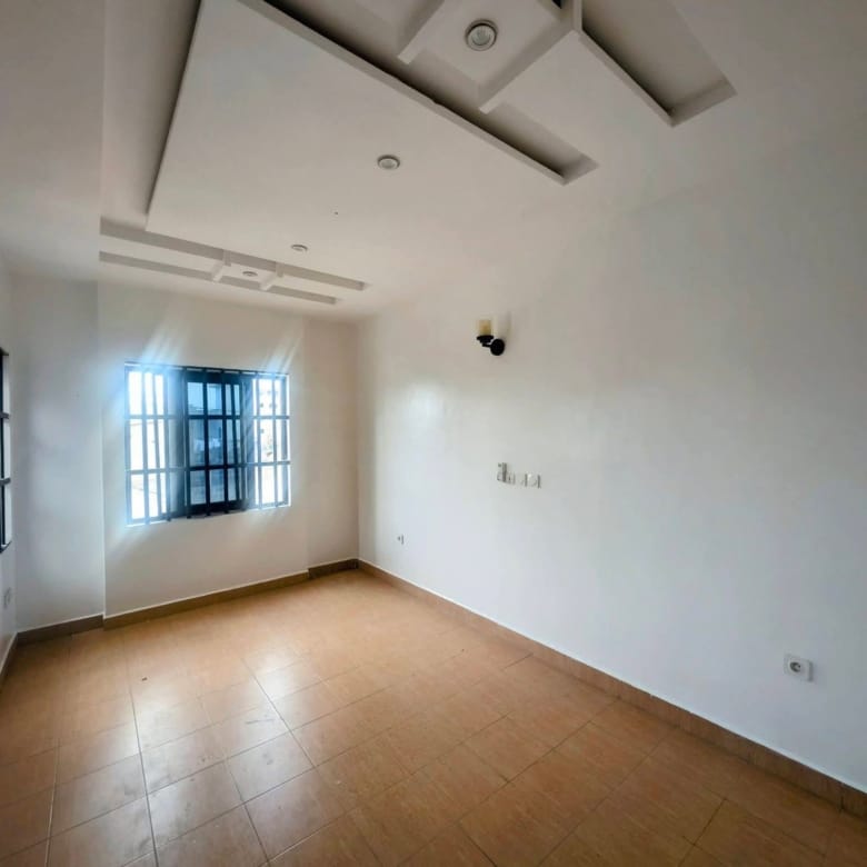 Appartement duplex de 2 chambres à Fidjrossè Calvaire 9