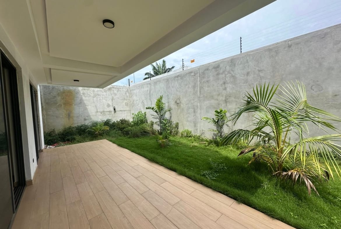 Appartement meublé avec jardin à Fidjrossè Plage 4