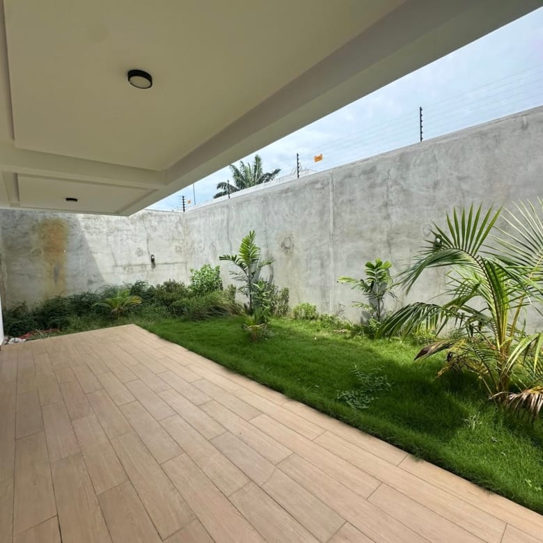 Appartement meublé avec jardin à Fidjrossè Plage 4