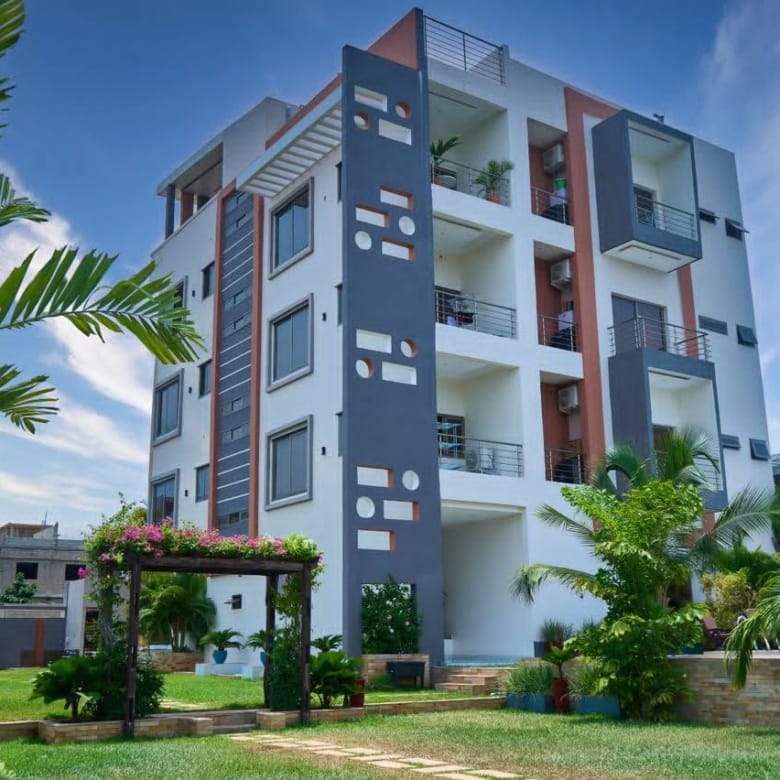 Appartement meublé avec piscine à Fidjrossè Plage 8