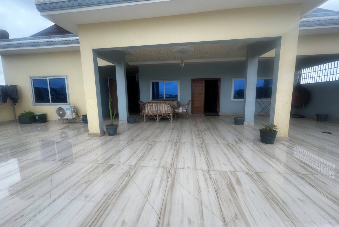 Appartement meublé avec terrasse à Fidjrossè Plage