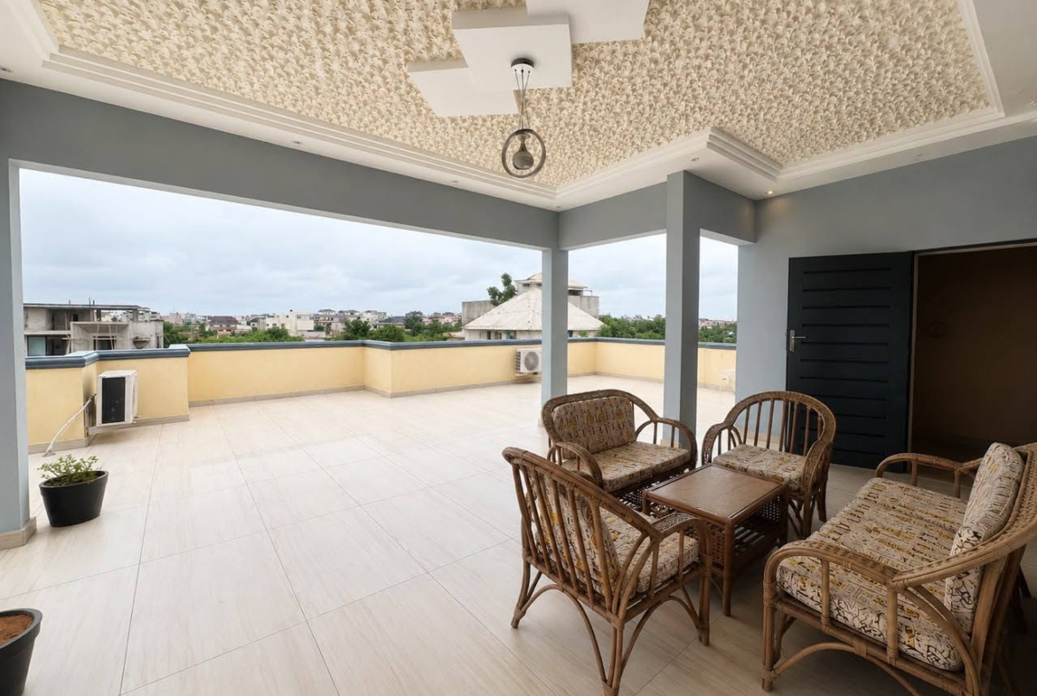 Appartement meublé avec terrasse à Fidjrossè Plage 5
