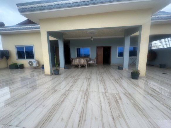 Appartement meublé avec terrasse à Fidjrossè Plage