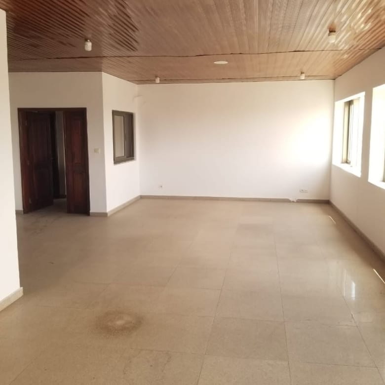 Bureau professionnel à louer à Guinkomey Ganhi 2
