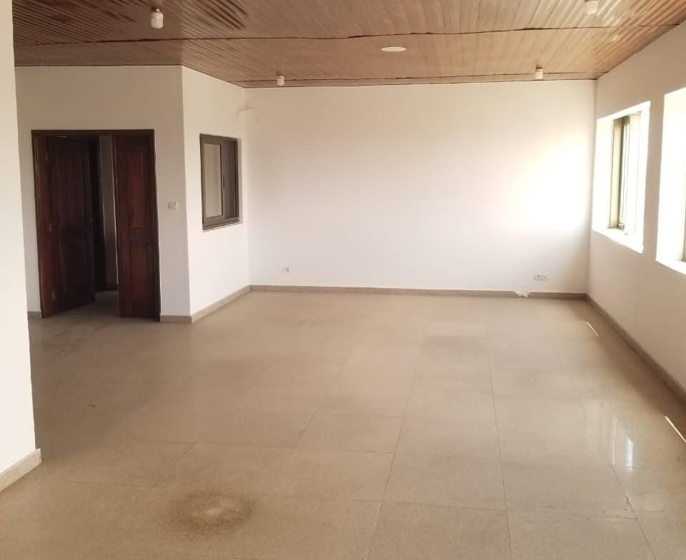 Bureau professionnel à louer à Guinkomey Ganhi 2
