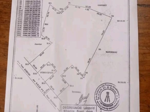 Domaine de 10 670 m² au bord du goudron à Glo