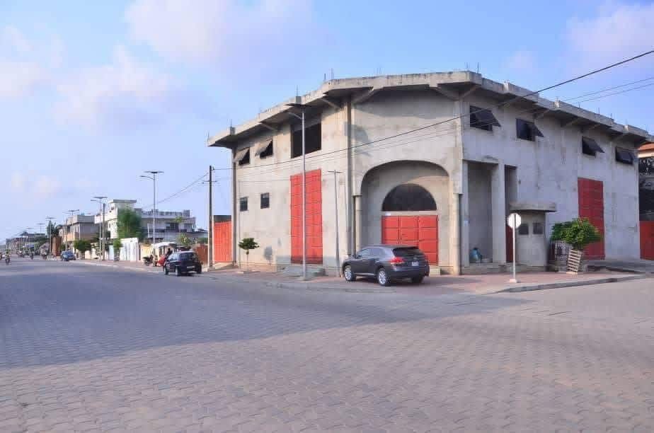 Grand magasin commercial R+1 à Akpakpa Sègbèya