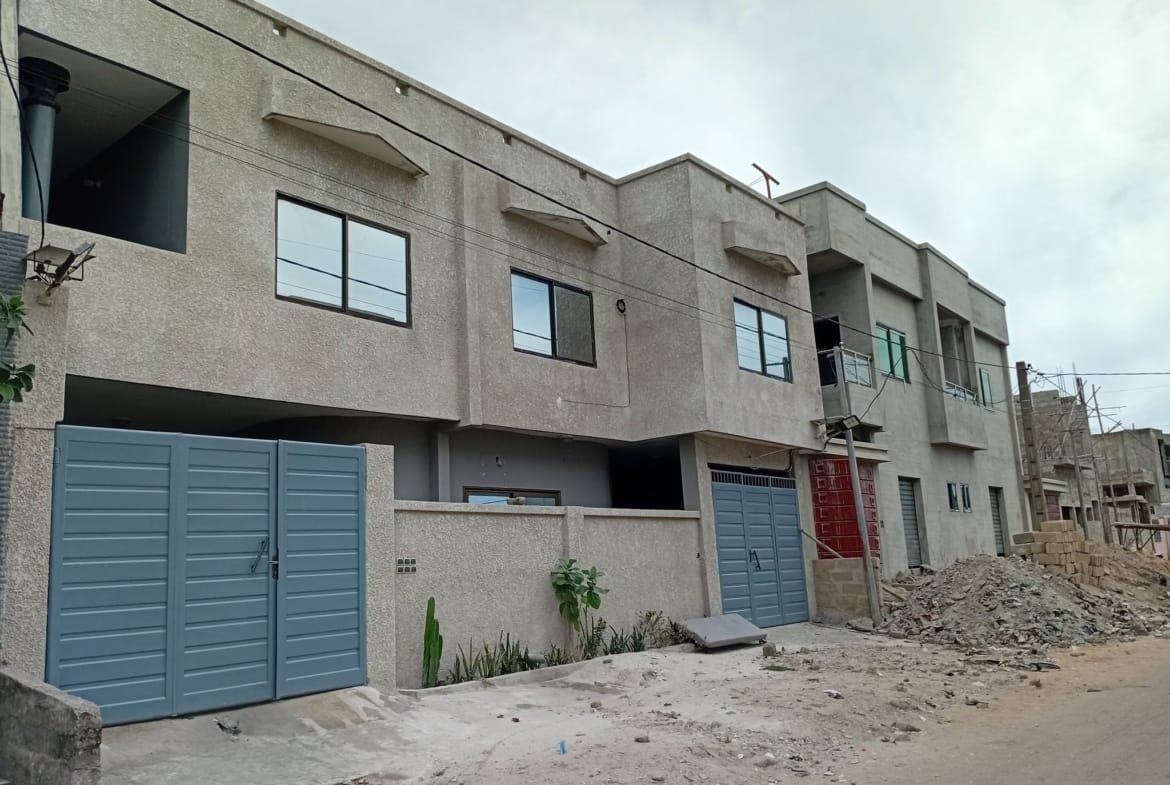 Immeuble locatif R+2 à vendre à Agblangandan 8