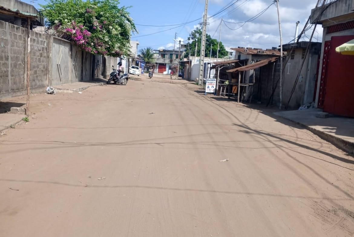 Parcelle clôturée en angle de rue à Fidjrossè Akogbato 2