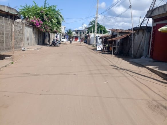 Parcelle clôturée en angle de rue à Fidjrossè Akogbato 2