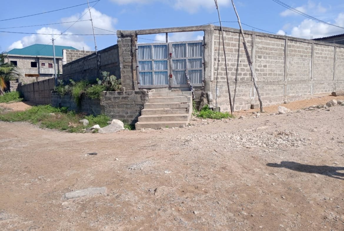 Parcelle clôturée en angle de rue à Fidjrossè Akogbato 3