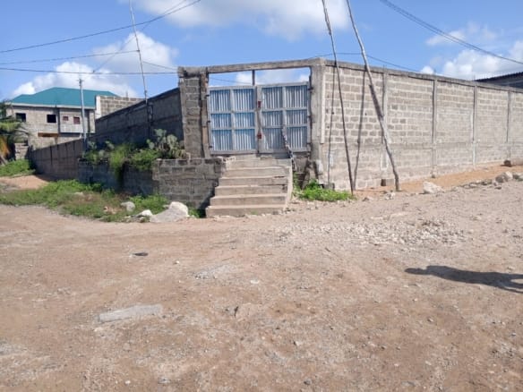 Parcelle clôturée en angle de rue à Fidjrossè Akogbato 3