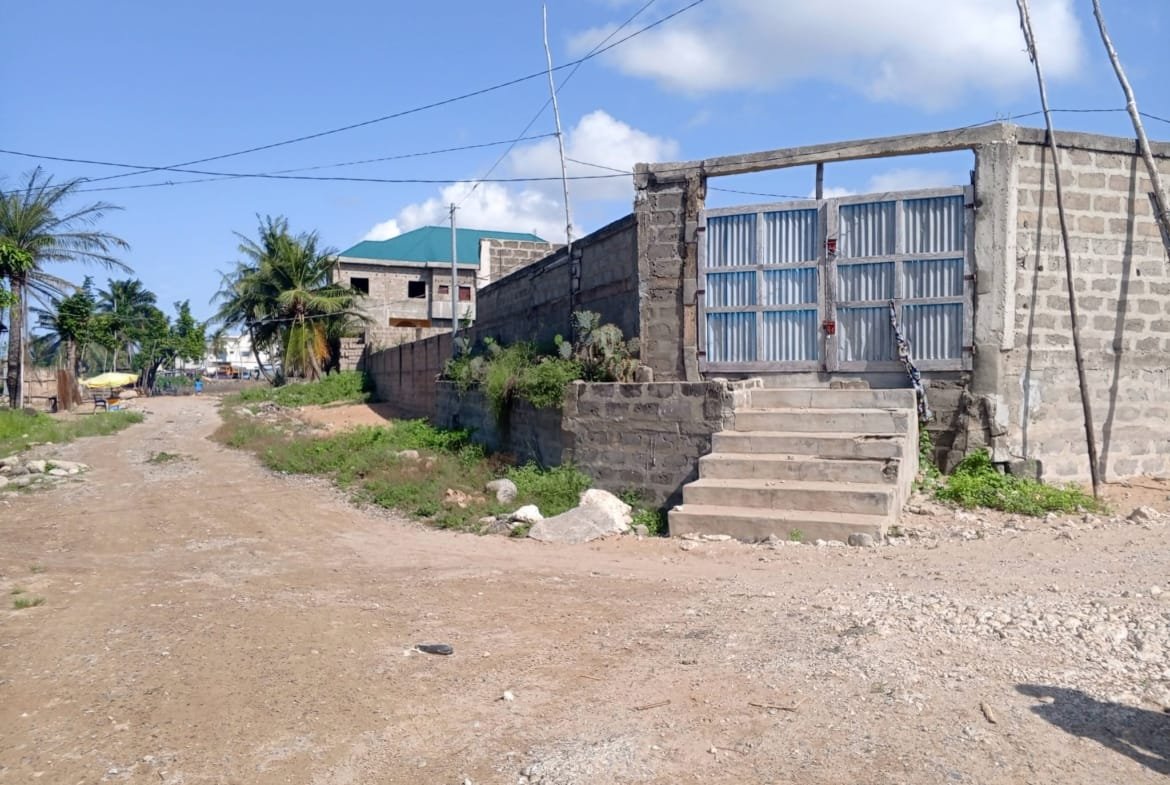 Parcelle clôturée en angle de rue à Fidjrossè Akogbato 5