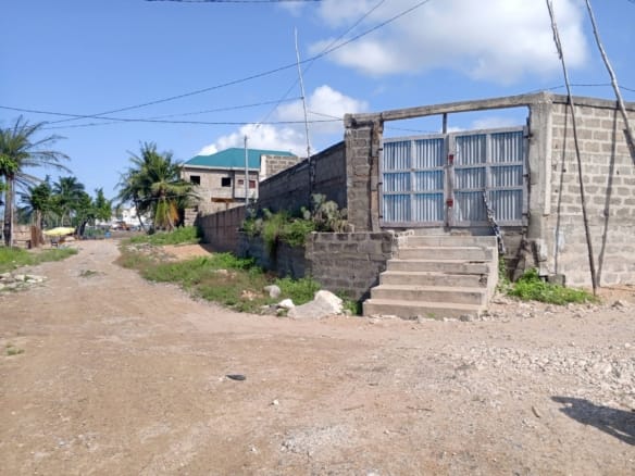 Parcelle clôturée en angle de rue à Fidjrossè Akogbato 5