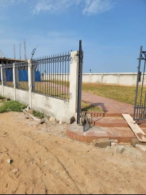 Parcelles clôturées dans une cité avec lac à Dekoungbé 2