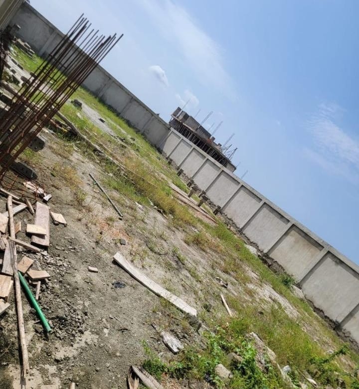 Parcelles clôturées dans une cité avec lac à Dekoungbé 3