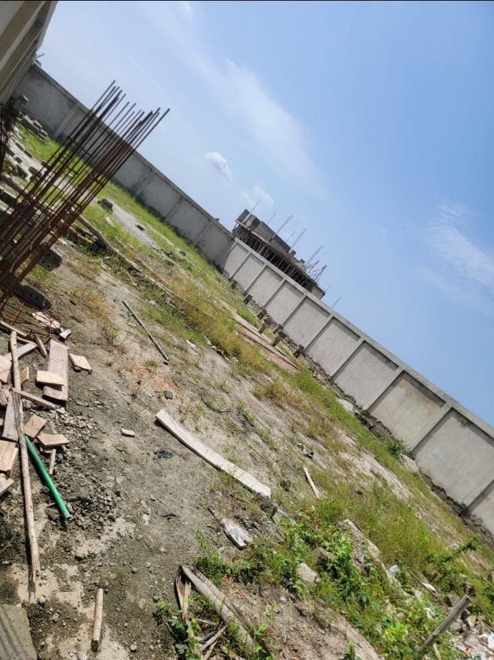 Parcelles clôturées dans une cité avec lac à Dekoungbé 3 Parcelles clôturées dans une cité avec lac à Dekoungbé 3
