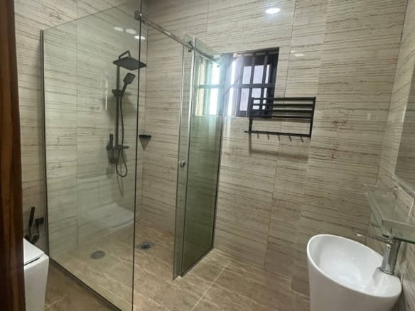 Résidence neuve d'appartements meublés à Fidjrossè Plage 14
